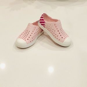 NATIVES- LIKE NEW- kids-Jefferson style -pink- sz8